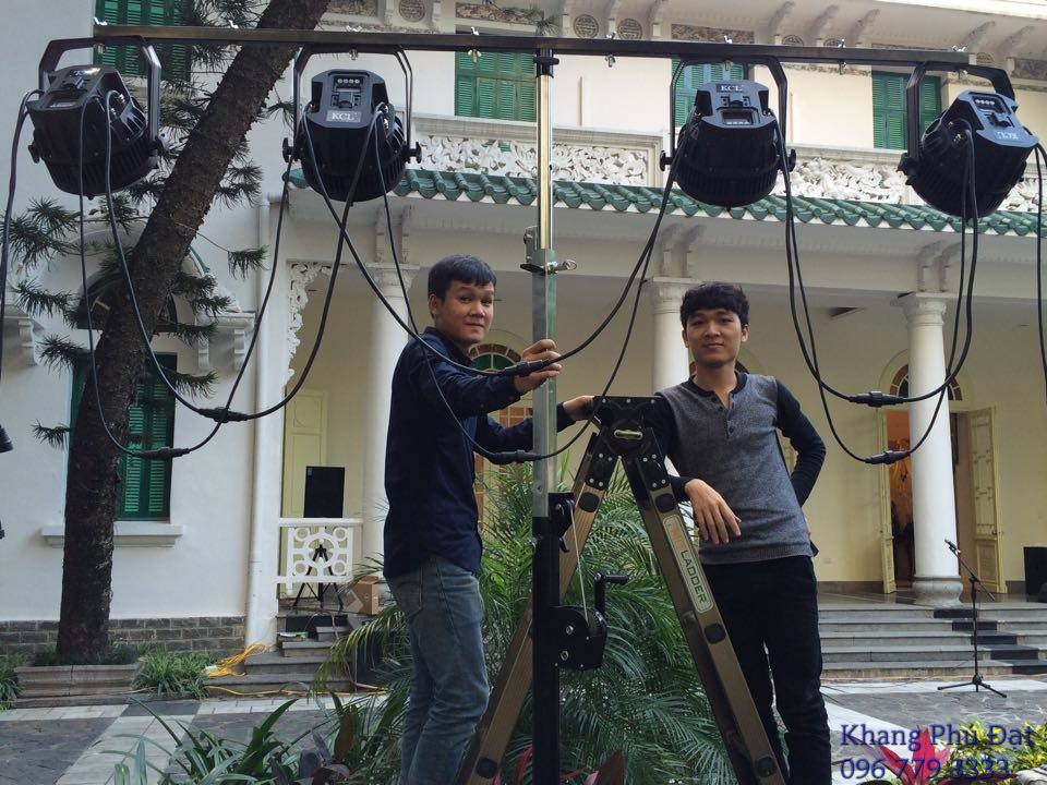 nhan ky thuat lap dat dan am thanh san khau 1