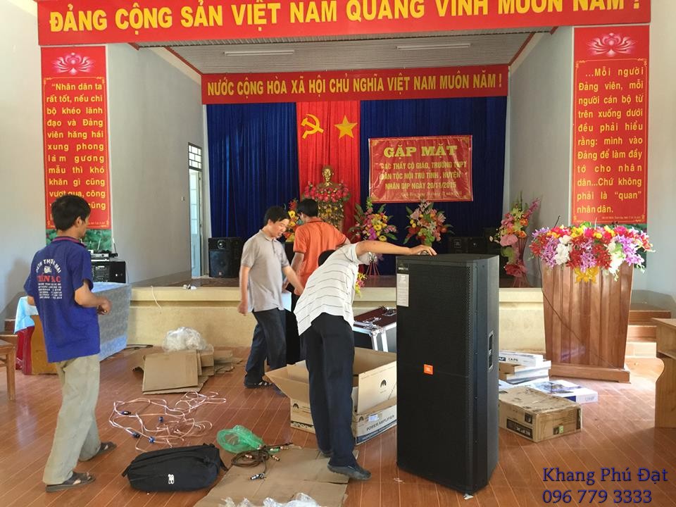 nhan vien ky thuat dang lap dat am thanh hoi truong